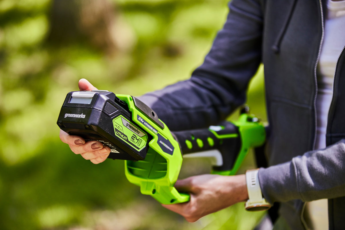 Greenworks 24V 20cm Cordless Pole Saw Kit – Battery & Charger – product detail or in-use view