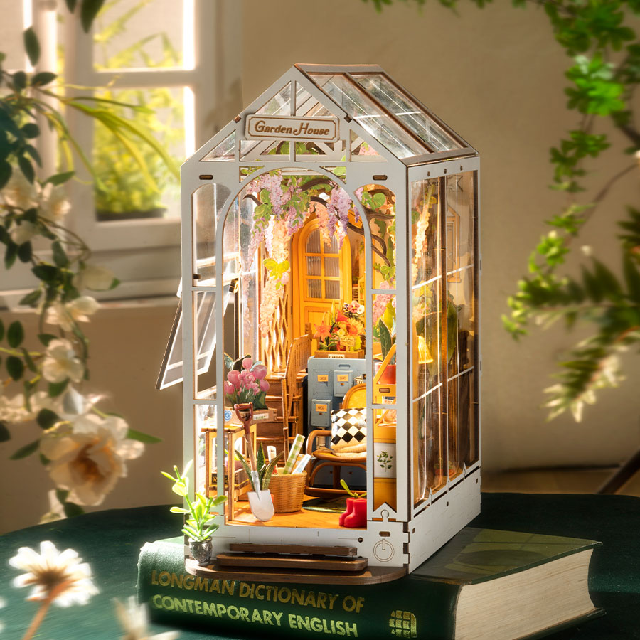 Rolife Holiday Garden House - DIY Book Nook Shelf Insert - TGB06