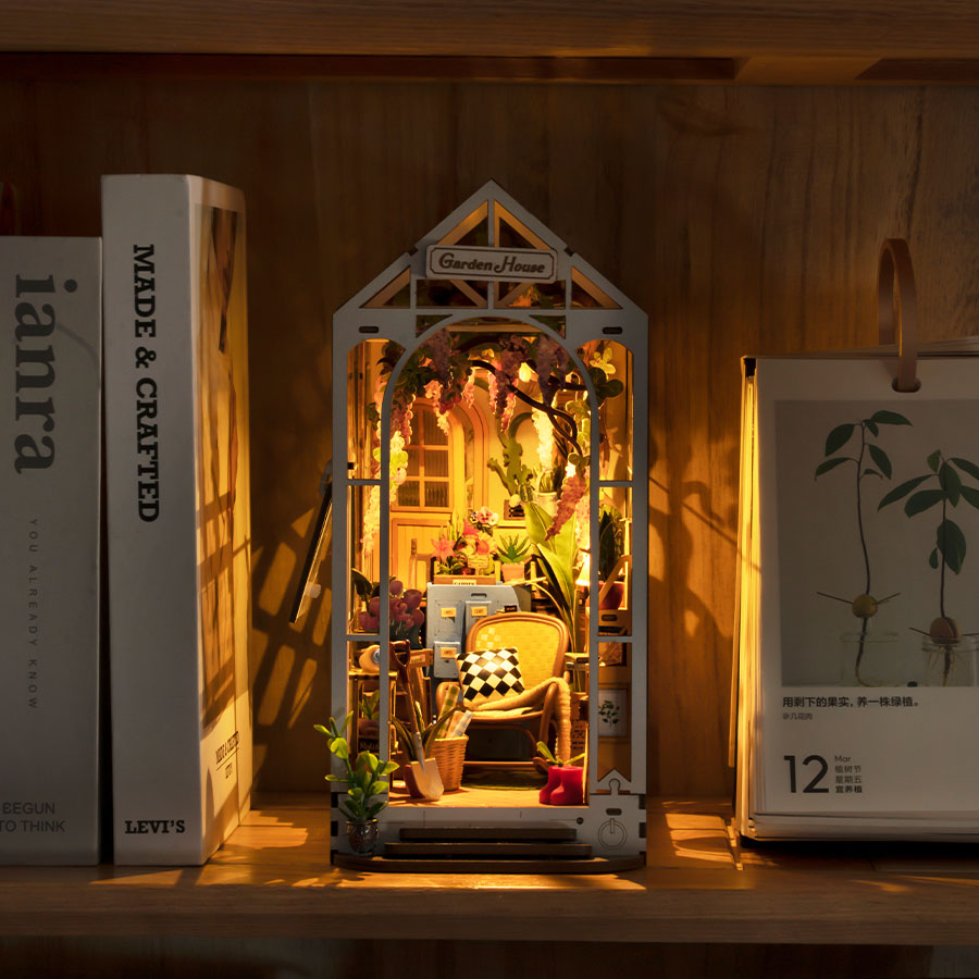 Rolife Holiday Garden House - DIY Book Nook Shelf Insert - TGB06