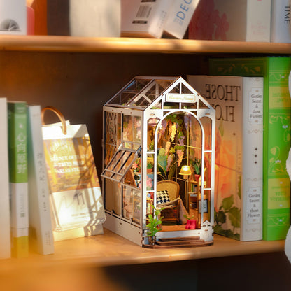 Rolife Holiday Garden House - DIY Book Nook Shelf Insert - TGB06
