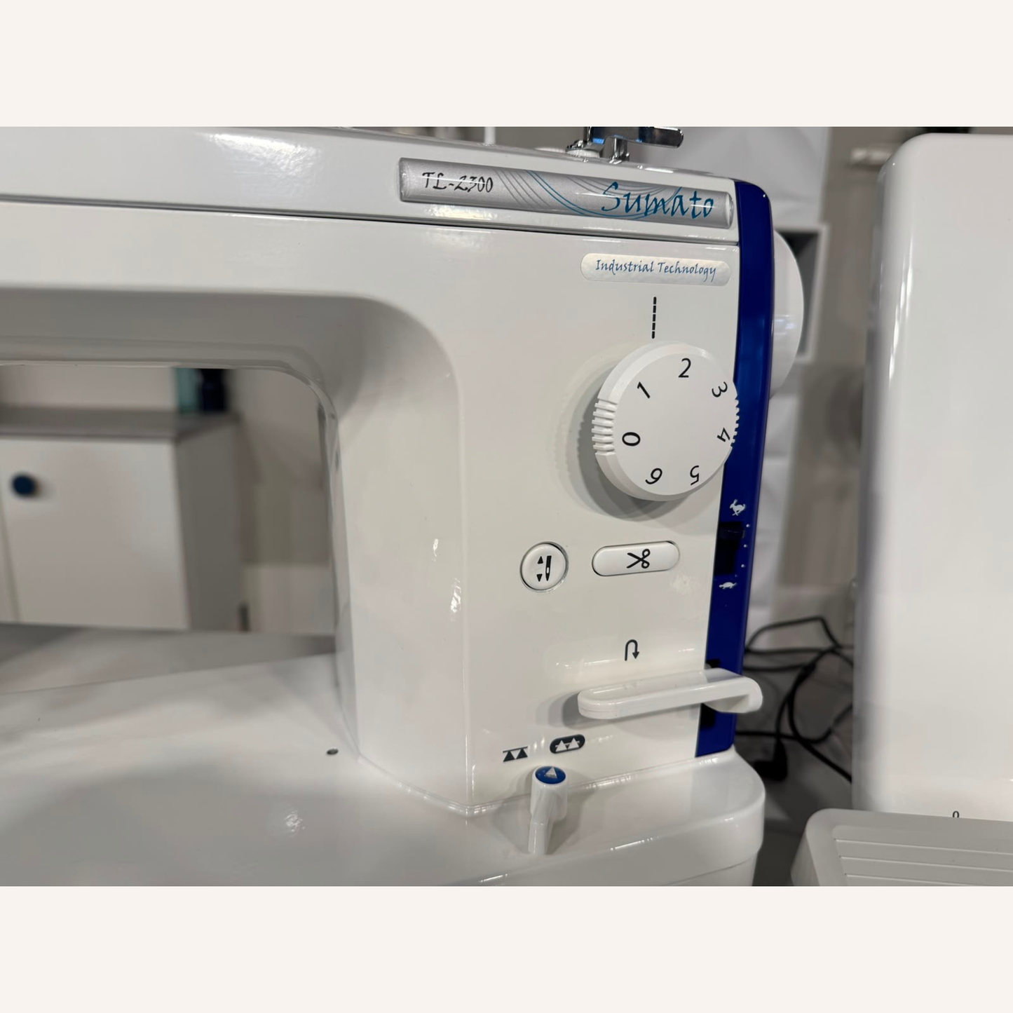 Juki TL-2300 Sumato Sewing Machine with 1/4", 1/8", 1/16", Teflon 3mm Compensating Feet & a Narrow Zip Foot.